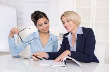 Frauen, Büro, Unterlagen, Tablet Computer