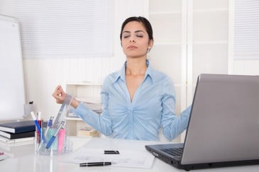 junge Frau, Büro, Yoga, Schreibtisch, Laptop, Schreibtisch