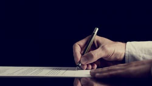 i. A., i. V., ppa. – Geschäftsbriefe richtig unterschreiben: Unterschriftenzusätze und Vollmachten erklärt