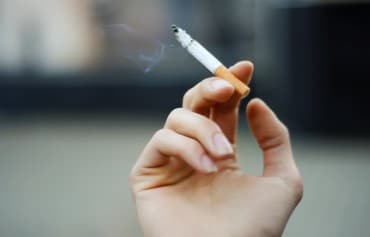 Rauchen am Arbeitsplatz: Kann es zum Lohnabzug führen?