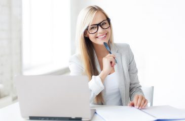 Junge Frau am Schreibtisch