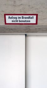 Schild Aufzug nicht benutzen