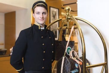 Page mit Koffern im Hotel