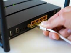 Netzwerkkabel an Modem einstecken