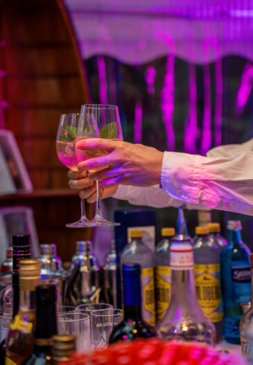 Professioneller Bar-Service und exklusives Gästemanagement der Servicebroker Event Agency in einer atmosphärischen Eventlocation in Munich.